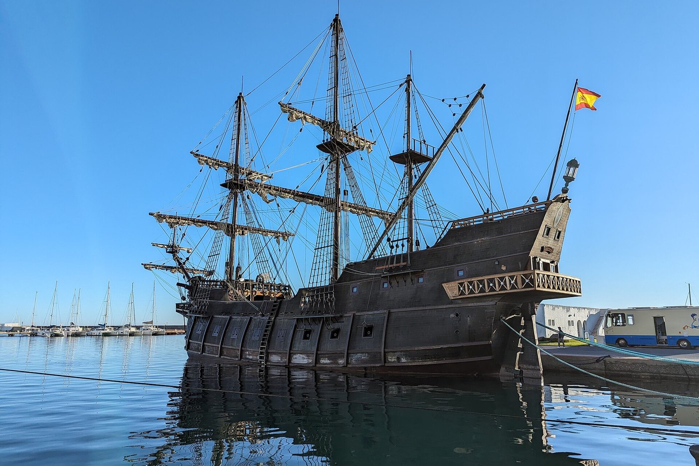 Galeón Andalucía -purjelaiva Almerimarin satamassa