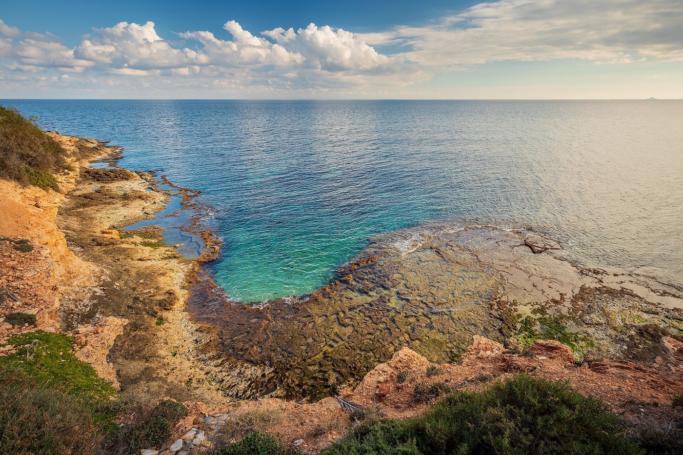Cabo Roigin kallioinen poukama ja rantaa reunustavat rakennukset Orihuela Costassa