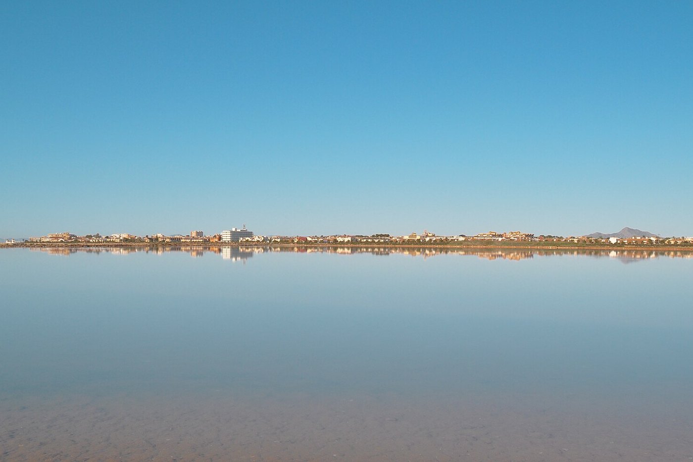 San Pedro del Pinatarin suolatasankoa ja matalaa rantavettä